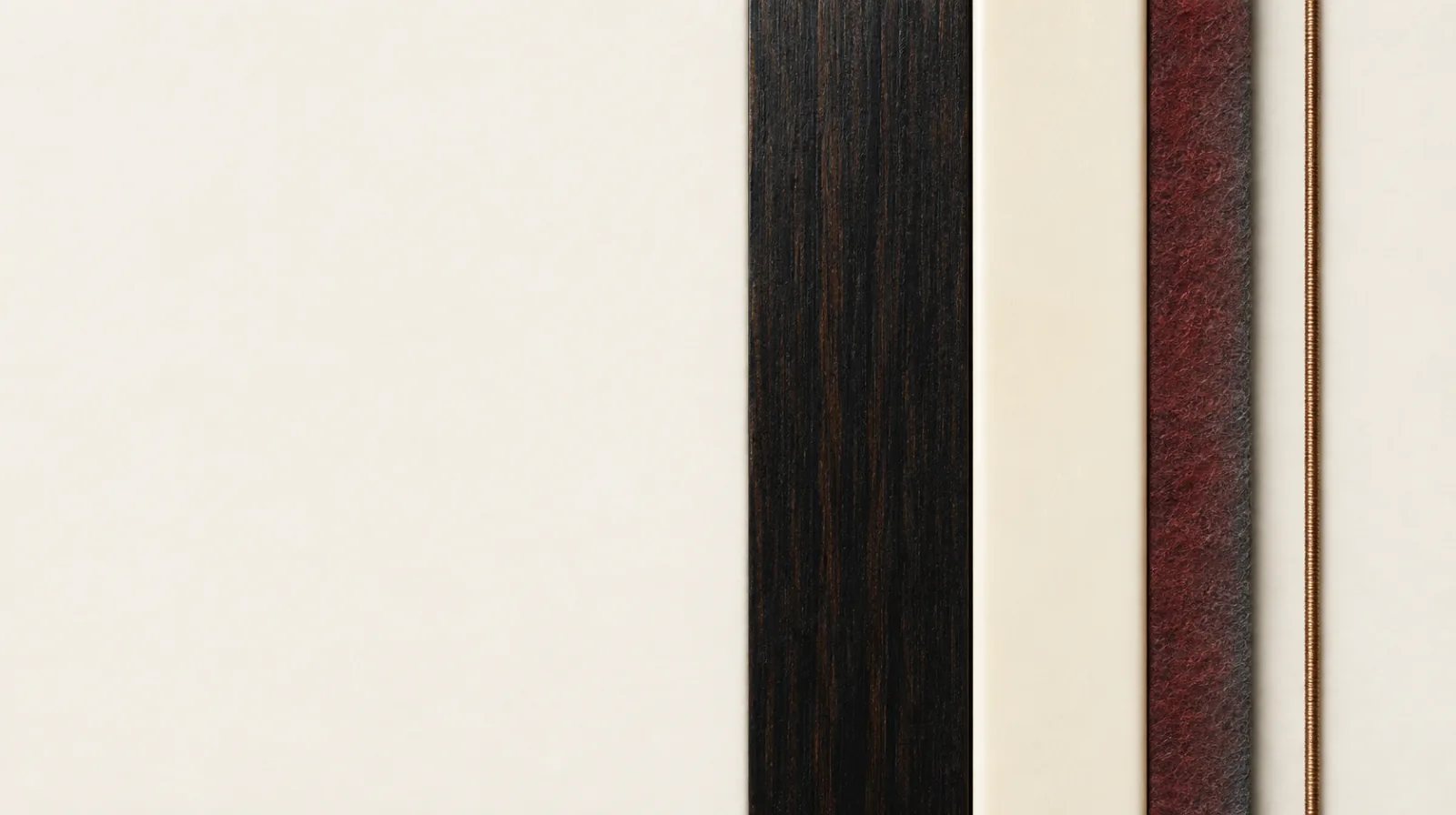 Bandes verticales de matières posées côte à côte : papier ivoire, bois sombre veiné, feutre rouge sombre et une corde filée de cuivre